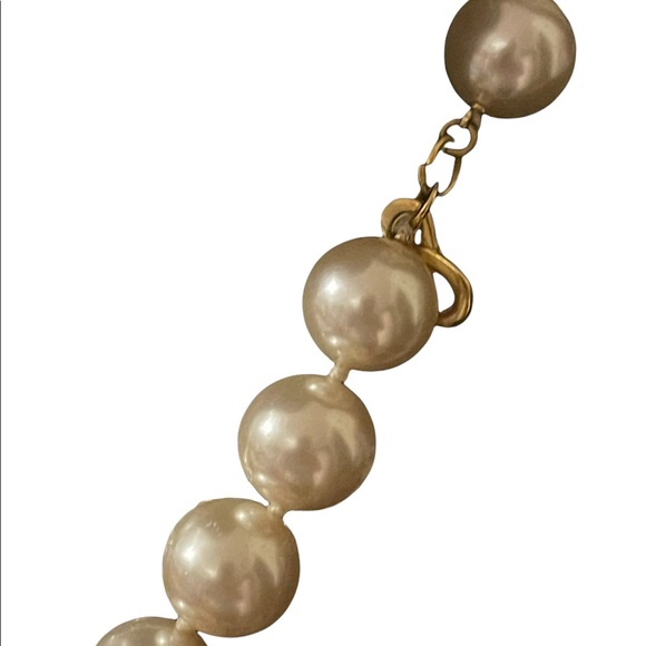 Kenneth J Lane chunky faux pearls necklace - Picture 6 of 12